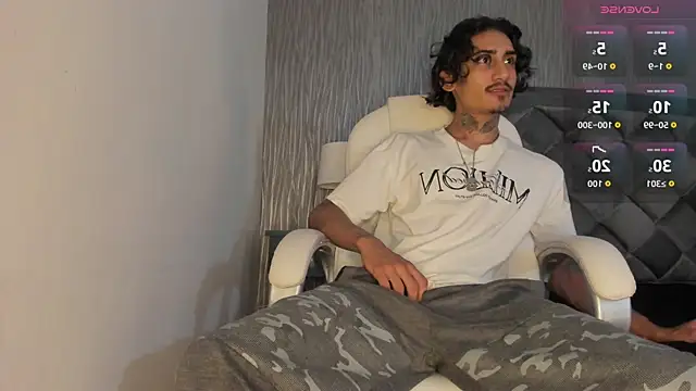 Snapshot of Mr_Strike chatting on 10/25/25, 02:41 Mr Strike online show from 10/25/25, 02:41