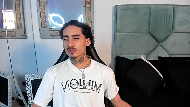 Snapshot of Mr_Strike chatting on 10/28/25, 02:26 Mr Strike online show from 10/28/25, 02:26