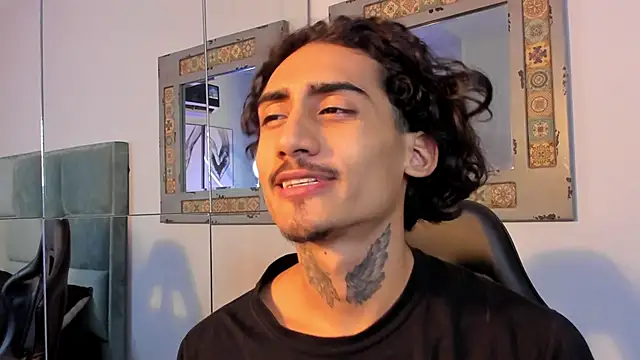 Snapshot of Mr_Strike chatting on 10/31/25, 03:07 Mr Strike online show from 10/31/25, 03:07