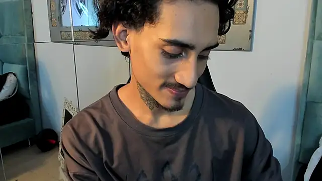 Snapshot of Mr_Strike chatting on 11/02/25, 02:58 Mr Strike online show from 11/02/25, 02:58