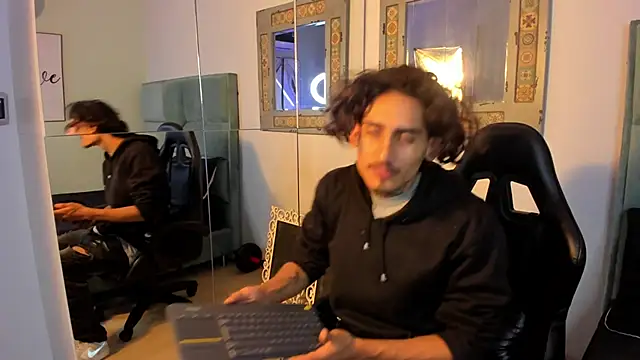 Snapshot of Mr_Strike chatting on 11/04/25, 02:54 Mr Strike online show from 11/04/25, 02:54