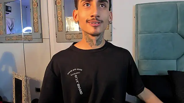 Snapshot of Mr_Strike chatting on 11/07/25, 02:55 Mr Strike online show from 11/07/25, 02:55