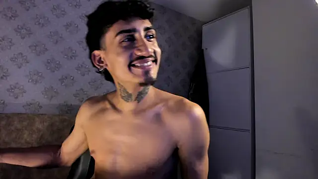 Snapshot of Mr_Strike chatting on 11/17/25, 03:01 Mr Strike online show from 11/17/25, 03:01