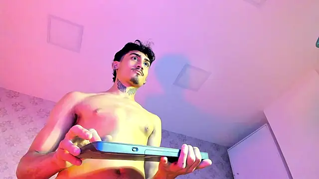 Snapshot of Mr_Strike chatting on 11/19/25, 02:55 Mr Strike online show from 11/19/25, 02:55