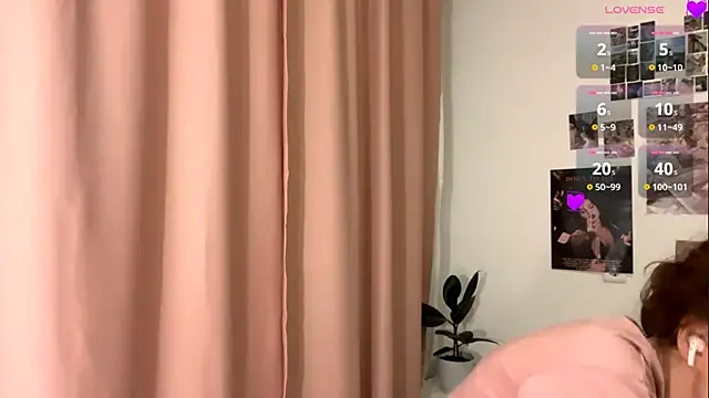 Kira Sanders online show from 12/02/25, 05:08