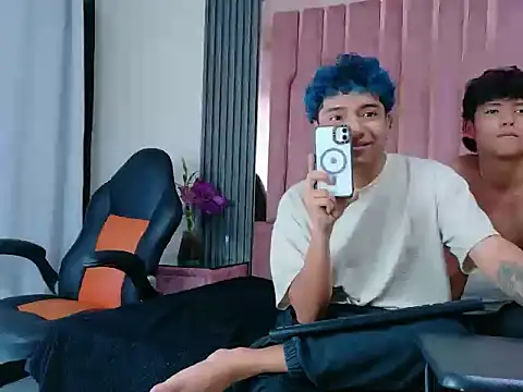 Snapshot of LiamANDJordan chatting on 10/29/25, 09:27 LiamANDJordan online show from 10/29/25, 09:27