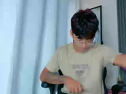 Snapshot of LiamANDJordan chatting on 11/04/25, 10:09 LiamANDJordan online show from 11/04/25, 10:09