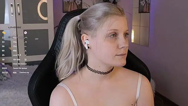 Snapshot of ShineJoan chatting on 11/28/25, 10:01 ShineJoan online show from 11/28/25, 10:01