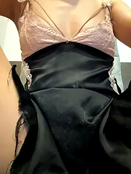 Snapshot of Emily-y chatting on 11/19/25, 01:11 Emily-y online show from 11/19/25, 01:11