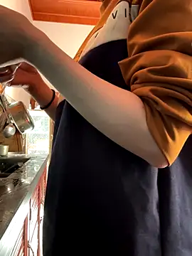 Snapshot of Emily-y chatting on 12/05/25, 03:37 Emily-y online show from 12/05/25, 03:37