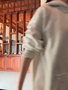 Snapshot of Emily-y chatting on 12/14/25, 03:23 Emily-y online show from 12/14/25, 03:23