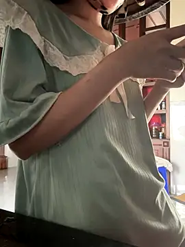 Snapshot of Emily-y chatting on 12/19/25, 04:30 Emily-y online show from 12/19/25, 04:30