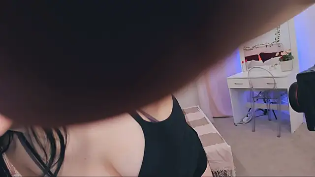 Snapshot of AriaThorn chatting on 11/08/25, 11:10 AriaThorn online show from 11/08/25, 11:10