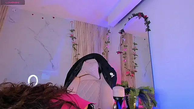 Snapshot of LolaMustaine_ chatting on 11/11/25, 10:32 LolaMustaine online show from 11/11/25, 10:32