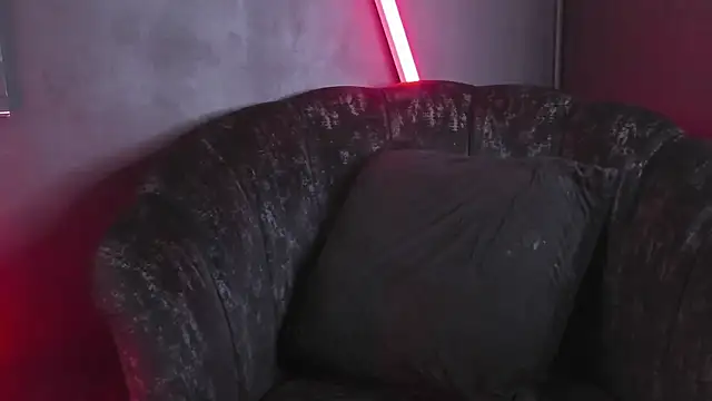 Snapshot of LolaMustaine_ chatting on 12/18/25, 11:55 LolaMustaine online show from 12/18/25, 11:55