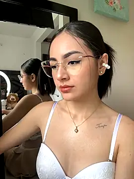 IslaCole online show from 10/26/25, 06:25