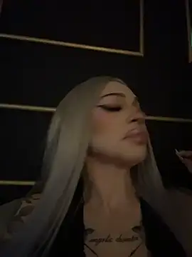 Snapshot of NovaPearl chatting on 11/19/25, 09:37 NovaPearl online show from 11/19/25, 09:37