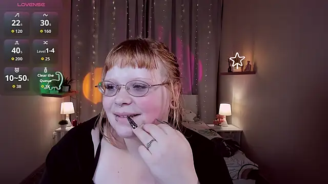 Snapshot of LottieReed chatting on 11/14/25, 01:43 LottieReed online show from 11/14/25, 01:43