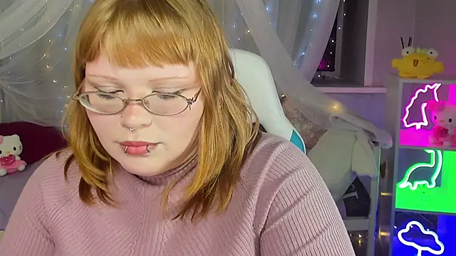 Snapshot of LottieReed chatting on 12/15/25, 12:42 LottieReed online show from 12/15/25, 12:42