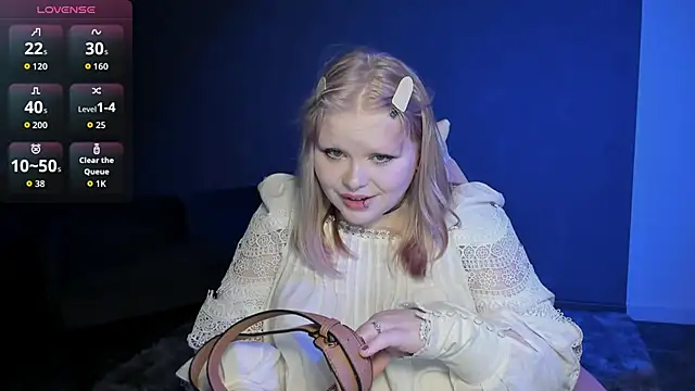 Snapshot of LottieReed chatting on 05/16/26, 07:05 LottieReed online show from 05/16/26, 07:05