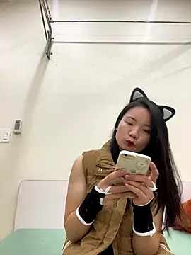 Bee Yellow00 online show from 11/28/25, 04:48