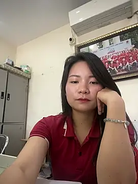 Bee Yellow00 online show from 03/25/26, 08:53