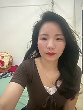 Bee Yellow00 online show from 04/14/26, 04:51