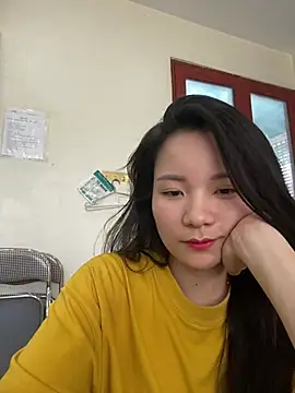 Snapshot of Bee_Yellow00 chatting on 06/13/26, 04:32 Bee Yellow00 online show from 06/13/26, 04:32