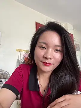 Snapshot of Bee_Yellow00 chatting on 06/18/26, 03:18 Bee Yellow00 online show from 06/18/26, 03:18