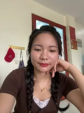 Snapshot of Bee_Yellow00 chatting on 07/07/26, 04:37 Bee Yellow00 online show from 07/07/26, 04:37