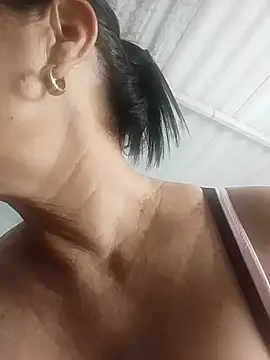 Snapshot of EmperatrizMilf chatting on 11/18/25, 06:01 EmperatrizMilf online show from 11/18/25, 06:01