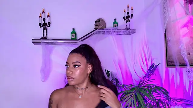 Snapshot of loana_vegas chatting on 10/30/25, 04:08 loana vegas online show from 10/30/25, 04:08