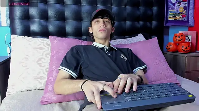 Snapshot of Khalid16_ chatting on 10/30/25, 01:56 Khalid16  online show from 10/30/25, 01:56