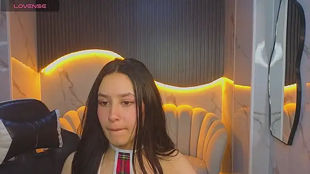 Snapshot of Aleja05_b chatting on 11/12/25, 01:28 Aleja05 b online show from 11/12/25, 01:28