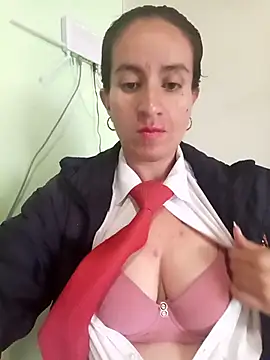 Snapshot of Valentina--1 chatting on 11/20/25, 12:05 Valentina--1 online show from 11/20/25, 12:05