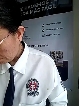 Snapshot of Valentina--1 chatting on 12/17/25, 12:11 Valentina--1 online show from 12/17/25, 12:11