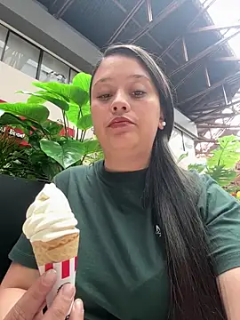 Snapshot of chanelketty chatting on 11/20/25, 03:45 chanelketty online show from 11/20/25, 03:45