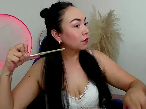 Yadis hot online show from 11/14/25, 09:24