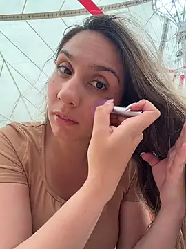 Snapshot of sarah_honey__ chatting on 12/18/25, 04:02 sarah honey online show from 12/18/25, 04:02