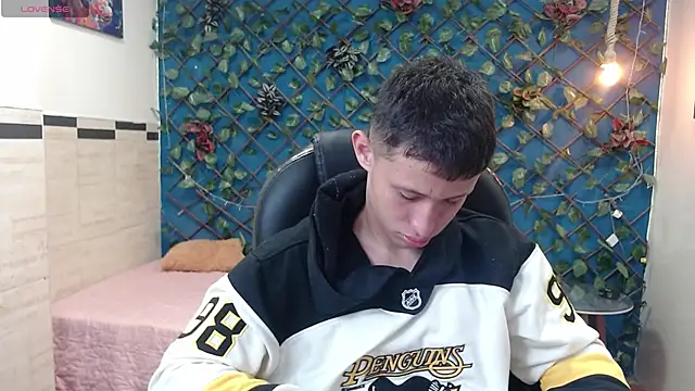 Snapshot of Garuo_18 chatting on 11/14/25, 03:16 Garuo 18 online show from 11/14/25, 03:16