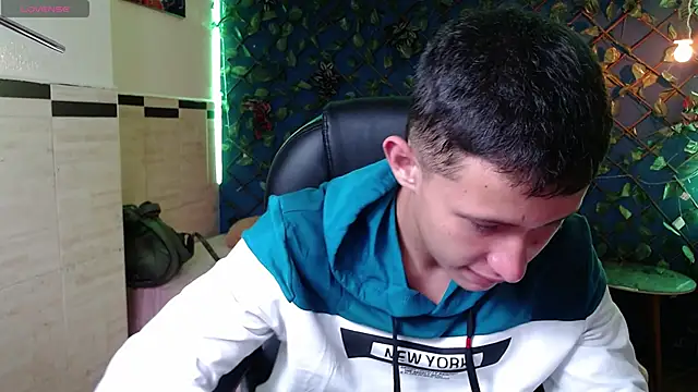 Snapshot of Garuo_18 chatting on 11/16/25, 03:12 Garuo 18 online show from 11/16/25, 03:12