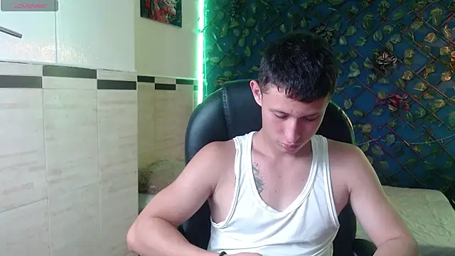 Snapshot of Garuo_18 chatting on 11/19/25, 03:06 Garuo 18 online show from 11/19/25, 03:06