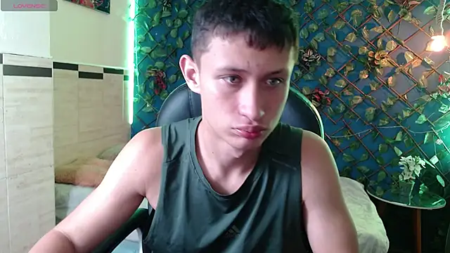 Snapshot of Garuo_18 chatting on 11/23/25, 02:55 Garuo 18 online show from 11/23/25, 02:55