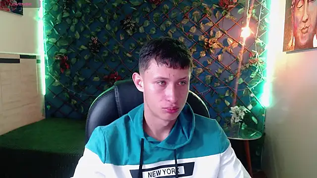 Snapshot of Garuo_18 chatting on 11/28/25, 03:20 Garuo 18 online show from 11/28/25, 03:20