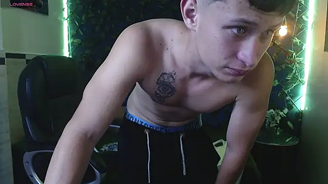 Snapshot of Garuo_18 chatting on 12/03/25, 07:23 Garuo 18 online show from 12/03/25, 07:23