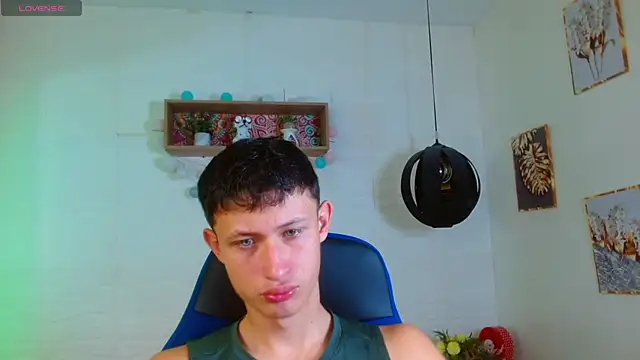 Snapshot of Garuo_18 chatting on 12/14/25, 04:34 Garuo 18 online show from 12/14/25, 04:34