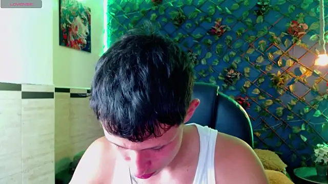 Snapshot of Garuo_18 chatting on 12/18/25, 02:39 Garuo 18 online show from 12/18/25, 02:39