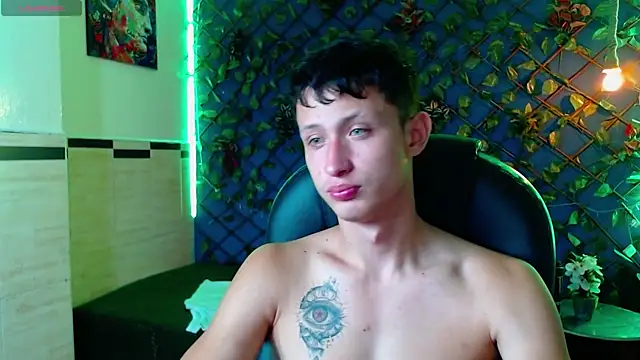 Snapshot of Garuo_18 chatting on 12/19/25, 02:07 Garuo 18 online show from 12/19/25, 02:07