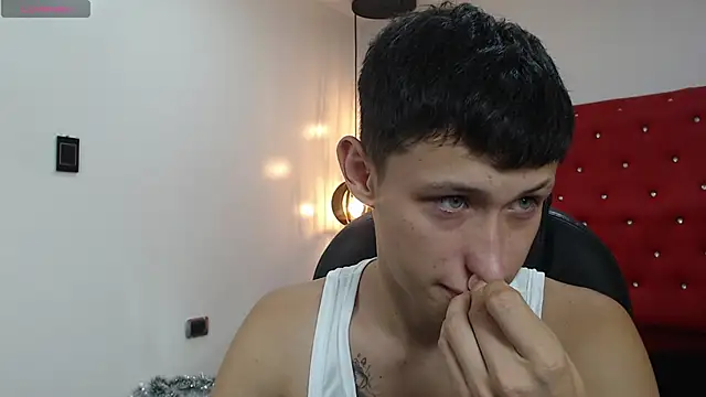 Snapshot of Garuo_18 chatting on 12/21/25, 03:35 Garuo 18 online show from 12/21/25, 03:35