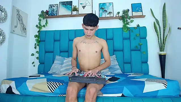 Hot Boys Latinos X online show from 11/19/25, 10:21